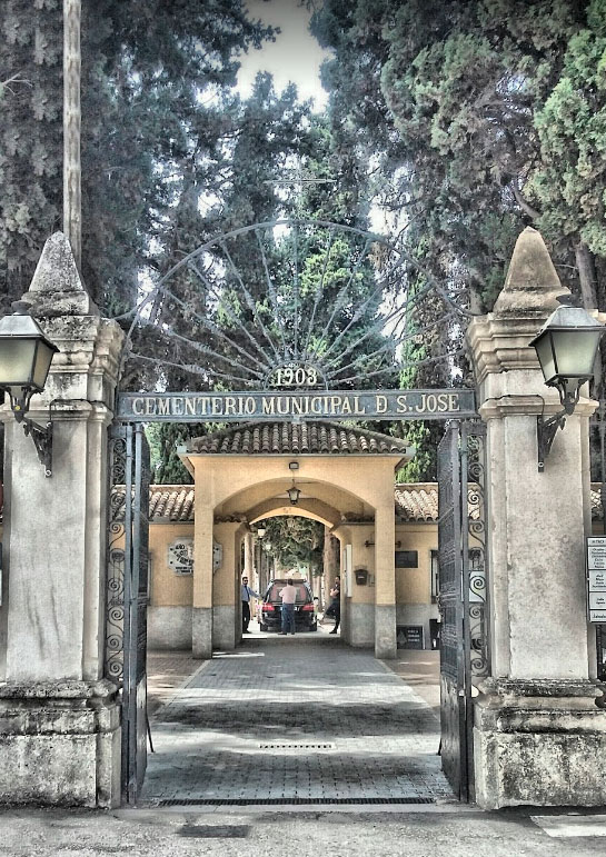 Puerta principal del cementerio de Cabra foto de V. 