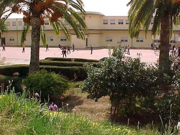 Foto relativa a los alumnos e instalaciones de las Escuelas «Felipe Solís Villechenous» de Cabra de Córdoba