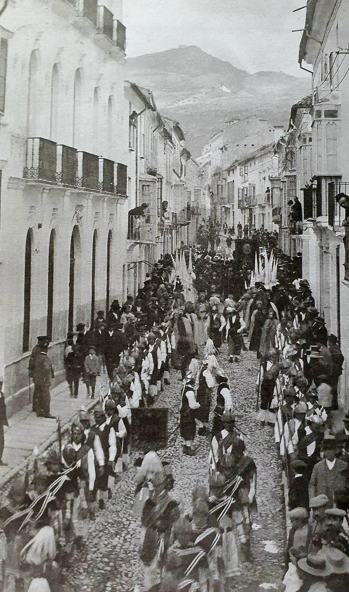 fotografías relacionadas los desfiles procesionales de Cabra.