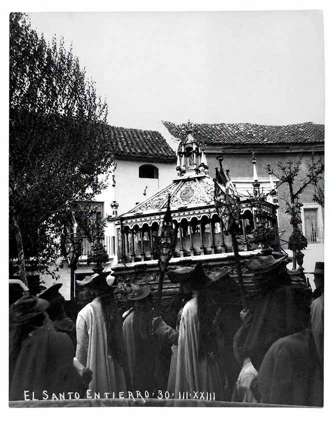 fotografías relacionadas con la Hermandad del Sepulcro de Cabra.
